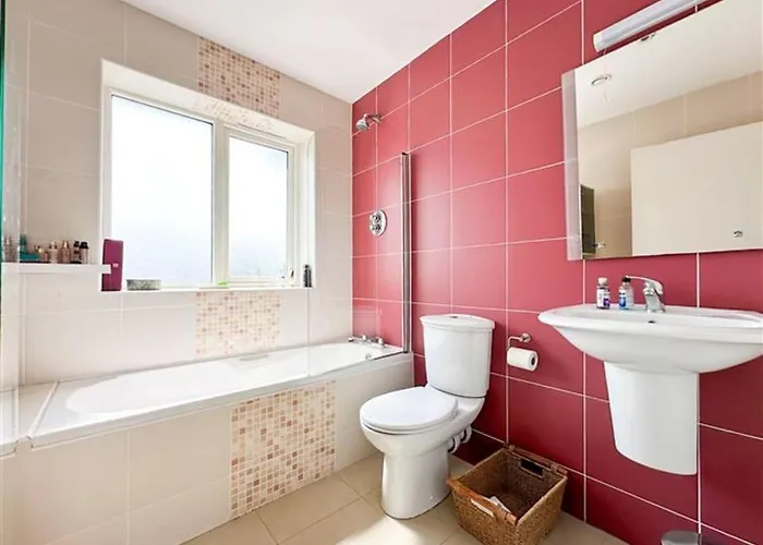 Centrally Located 2bed Duplex * Westport